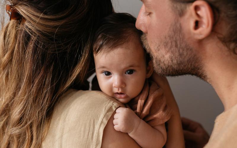 Vater und Mutter mit einem Baby