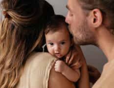 Vater und Mutter mit einem Baby